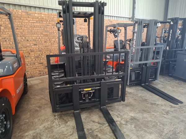 AT35D 3.5 Ton All Terrain Forklift - Image 2